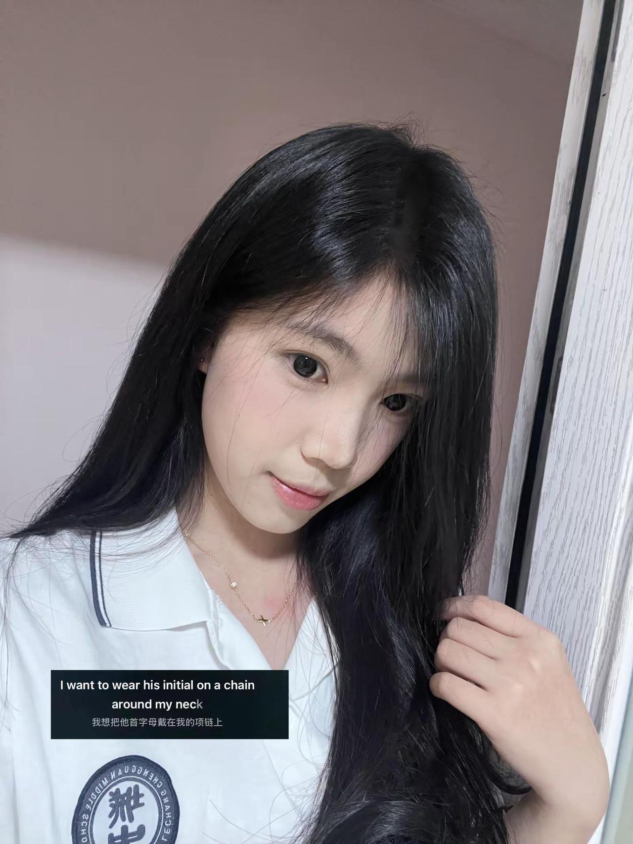 我想要将他名字的首字母做成项链戴在脖颈