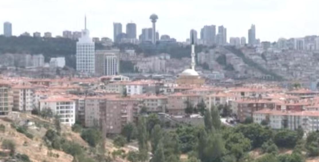 镜头从伊斯坦布尔的红顶老城与现代高楼切换，再转向德黑兰飘扬的伊朗国旗与米拉德塔的