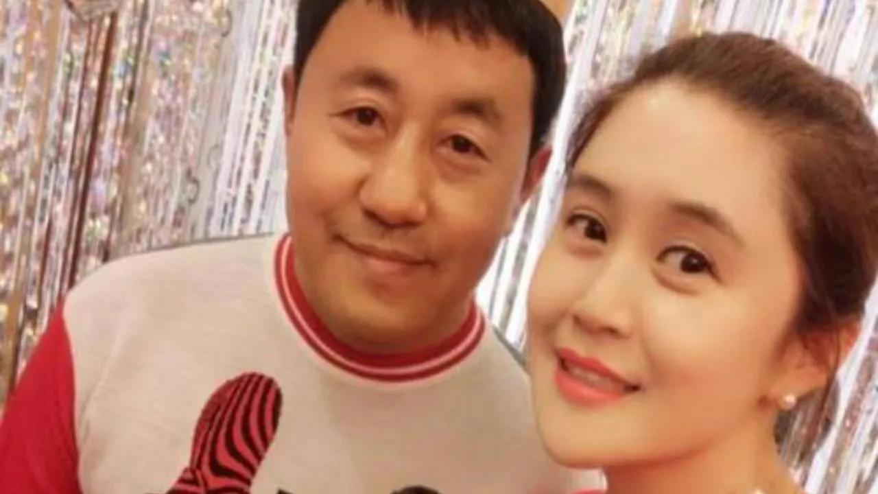 赵本山的徒弟当中不换原配媳妇儿的真少。
从师父到徒弟几乎都换过，而且不止一个。