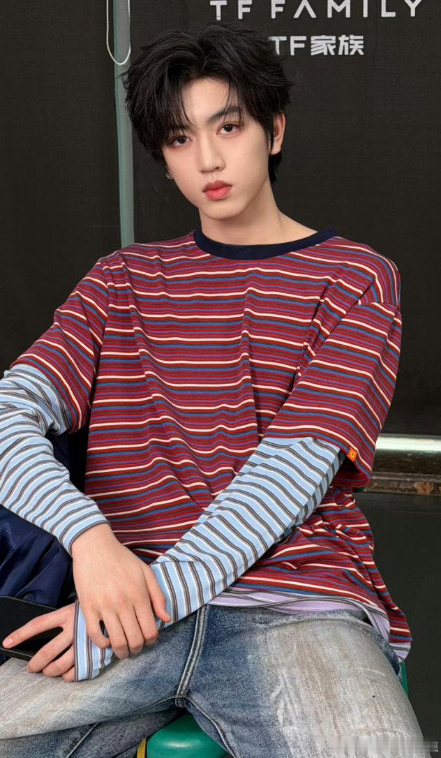 张桂源｜最新自拍照营业，清爽黑发搭配条纹上衣，怼脸镜头太权威了！好精致的五官张桂