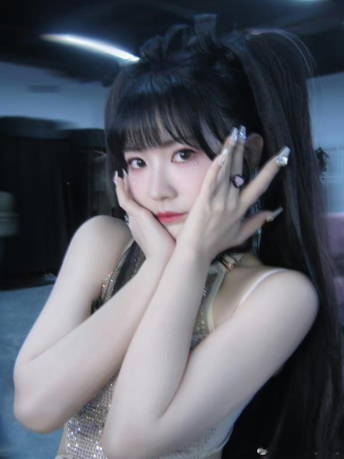 【赖美云工作室否认恋情】7月8日，八卦媒体晒出一段视频，爆料称拍到赖美云与高个男