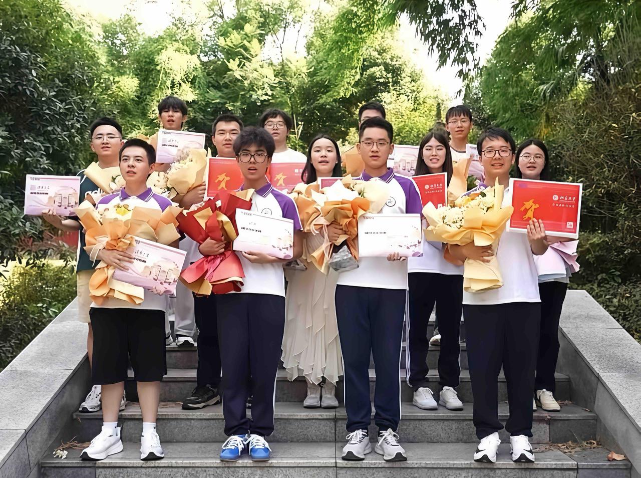 ［硬核出圈！南高嘉陵校区13名学子圆梦清华北大］

7月26日上午，13份清华北