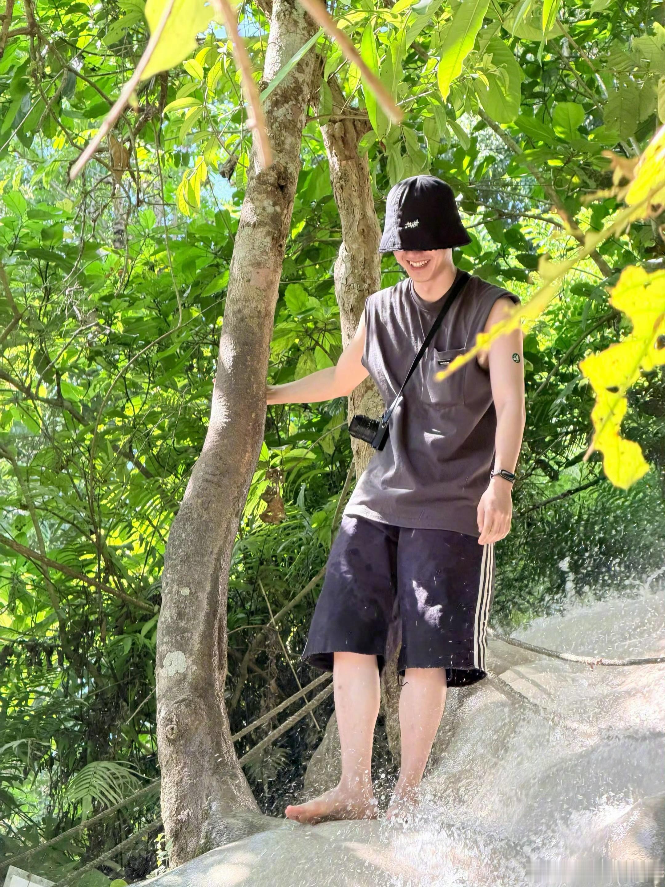 刘昊然射击战绩可查 旅途趣味瞬间更新📸射击表现出色，与大象相处温馨治愈，旅行生