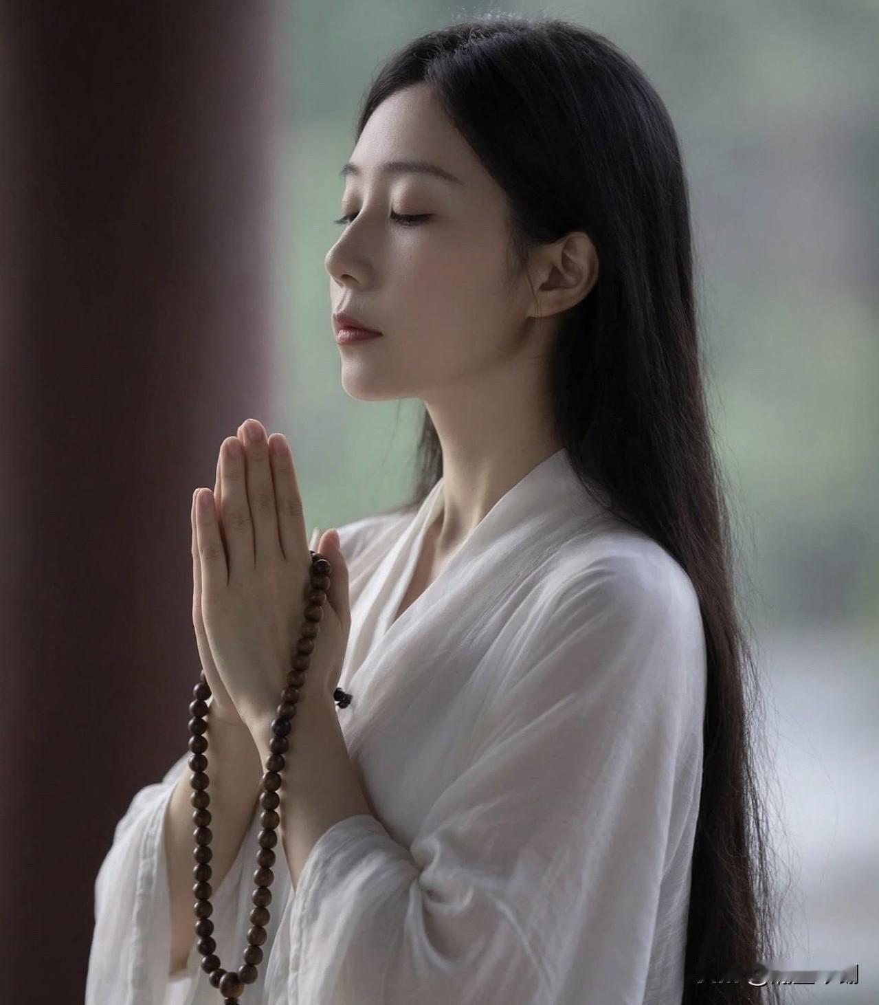 烈士陵园是缅怀先烈的神圣之地，维护肃穆氛围至关重要。
从个人角度，去祭扫时要怀着