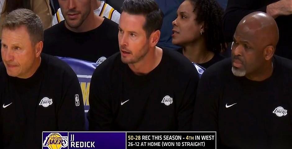 湖人主场打雷霆，第一节才打了2分多钟，2-8。
刺耳的哨声，暂停。
雷迪克没回教