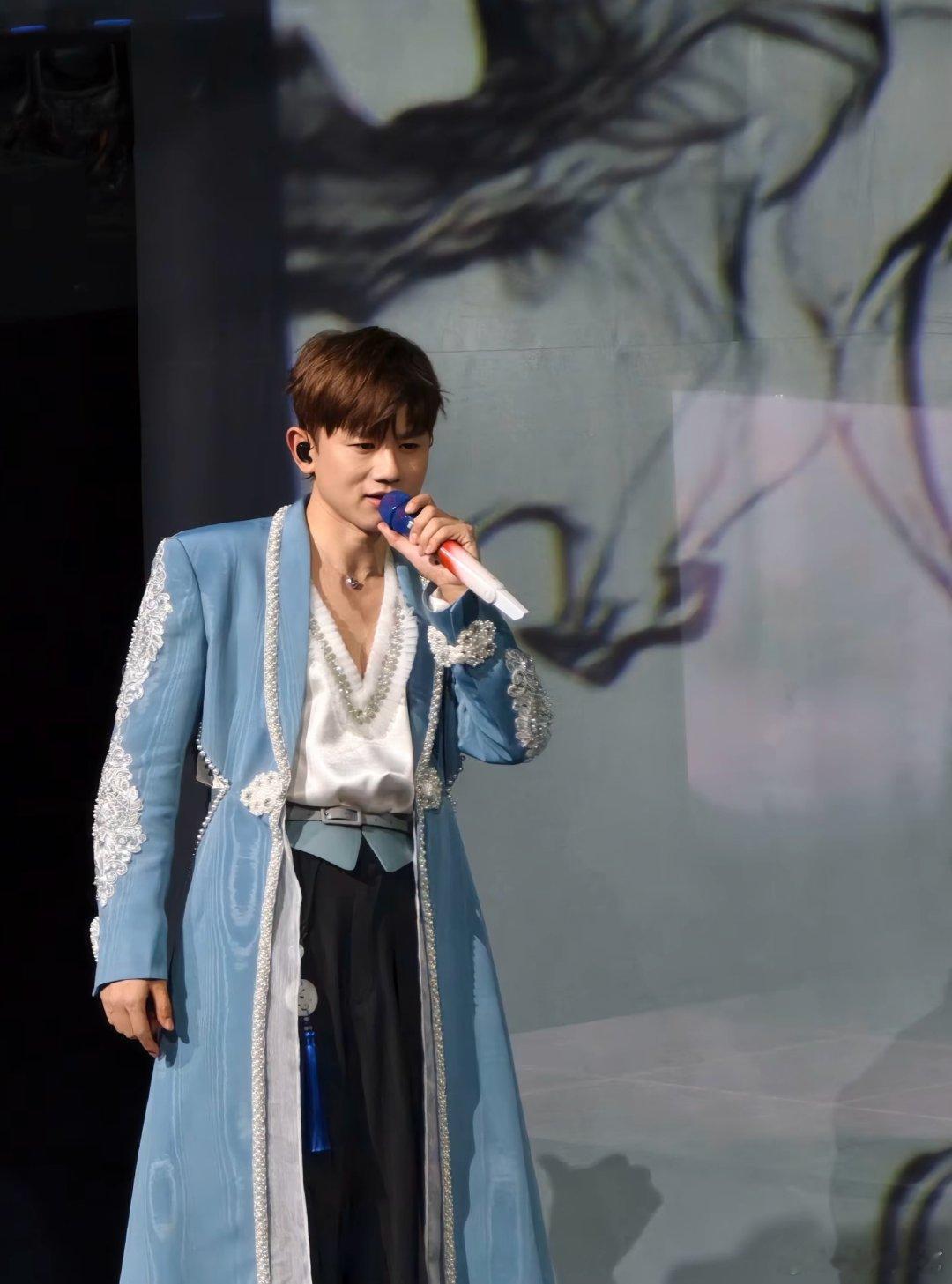 张杰七登央视春晚 从《发光时代》到《驭风歌》，张杰的每首春晚曲目都成经典。第七次