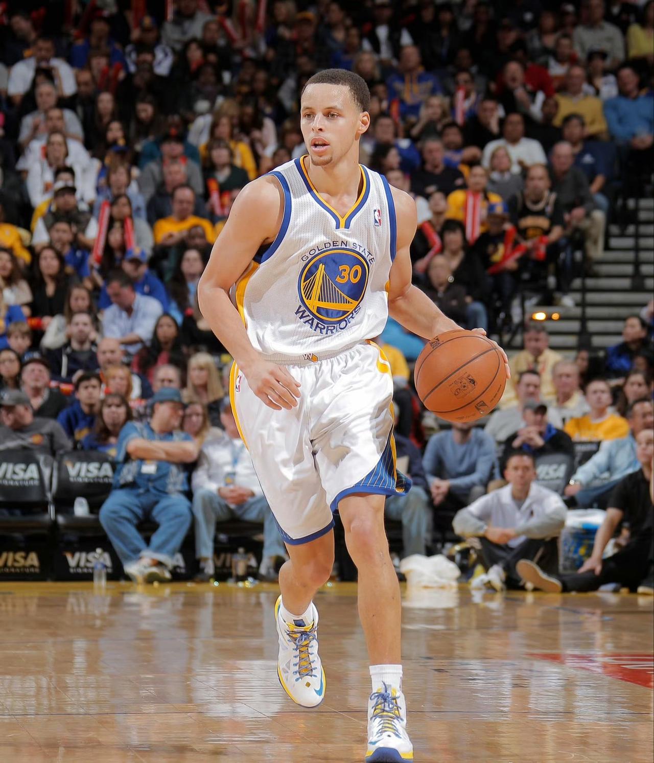 对库里和勇士最初的印象还是2013年季后赛，首轮虽然出局了，但依旧记得波波维奇说