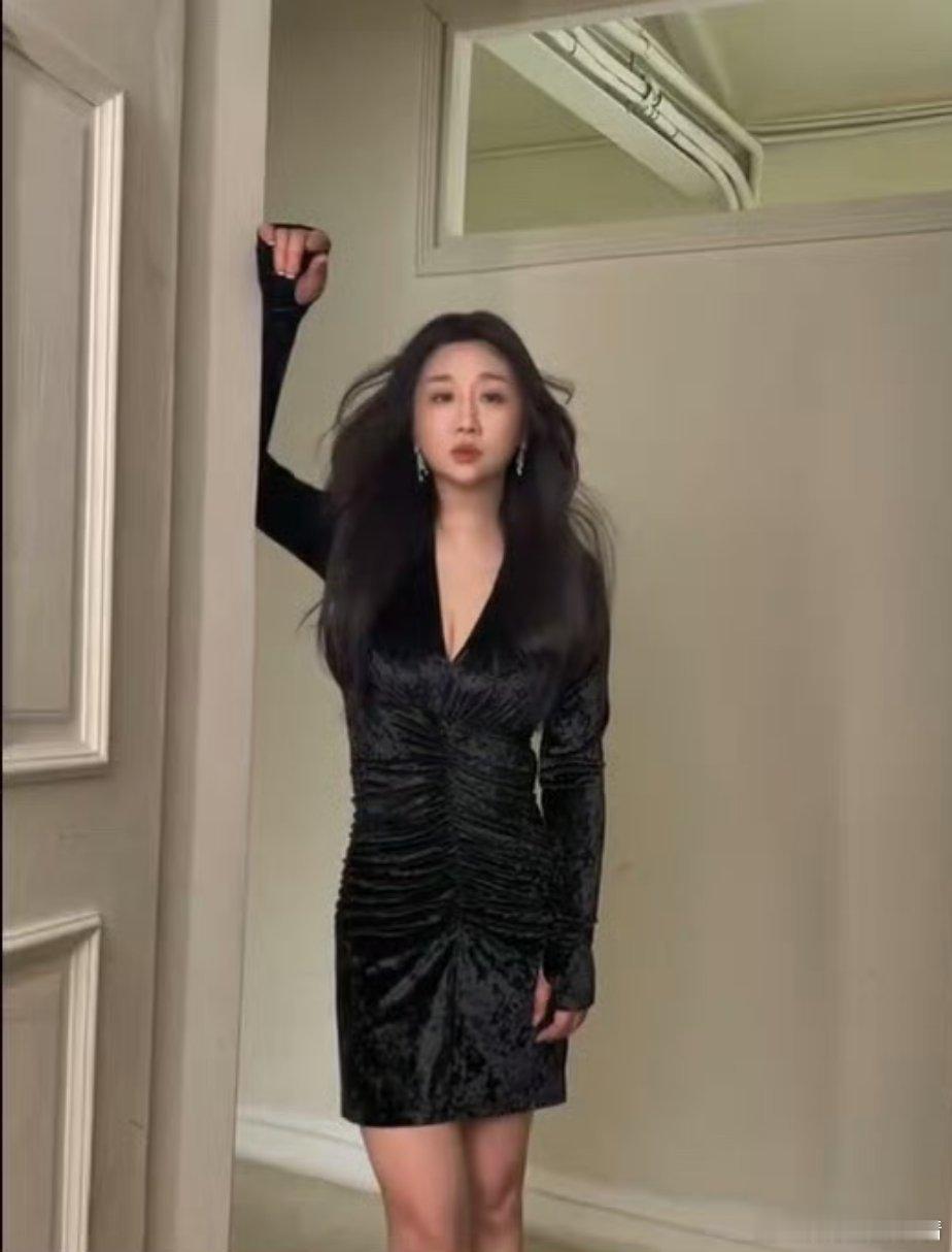 傅首尔现在瘦了好多网友说瘦了之后没有特色了，想和贾玲一样走美女路线吗？ 