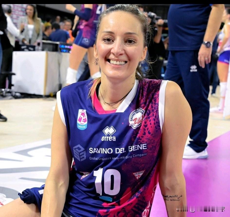 奥杰年诺维奇，她就是一个传奇！
41岁了，凭借传球榜第一获得世俱杯最佳二传。
而