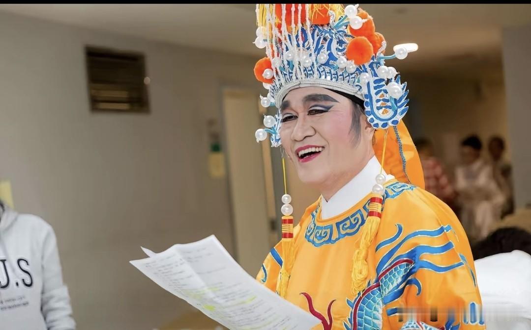 李四川不惜一切代价抢攻年轻选票。在中秋节这一天，李四川扮演皇帝和同事们一起唱戏，