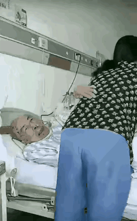 老头至死是少年。黄土都埋到嘴巴，只是还有一口气，他就还想花花事！