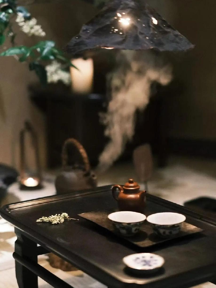 著名大学教授分析的太通透了：
在上层，礼貌等于修养；在底层，礼貌等于软弱；
在上