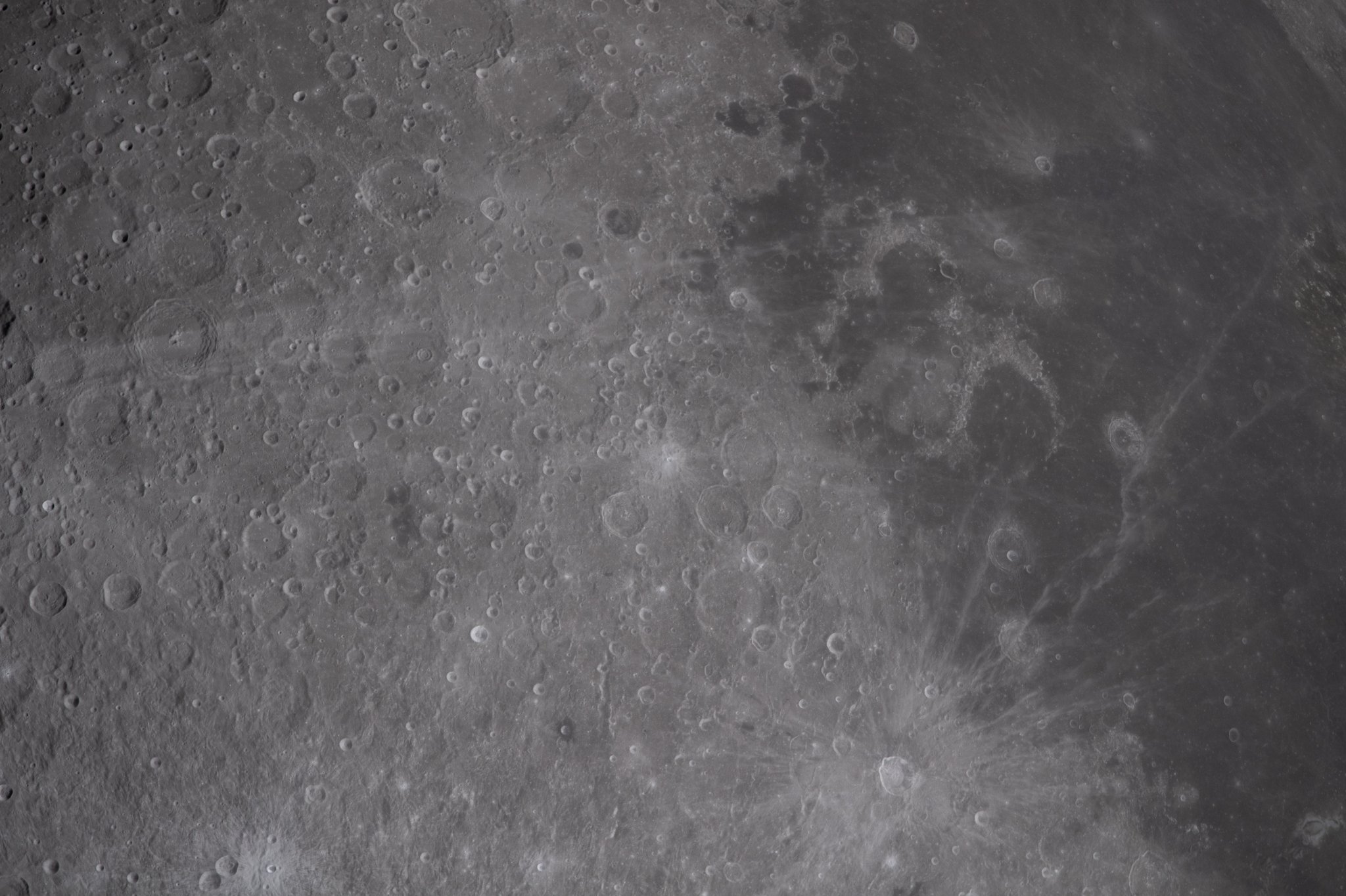 NASA继续发布阿尔忒弥斯2号任务的照片来自月球背面的全新视角，密布的陨石坑和古