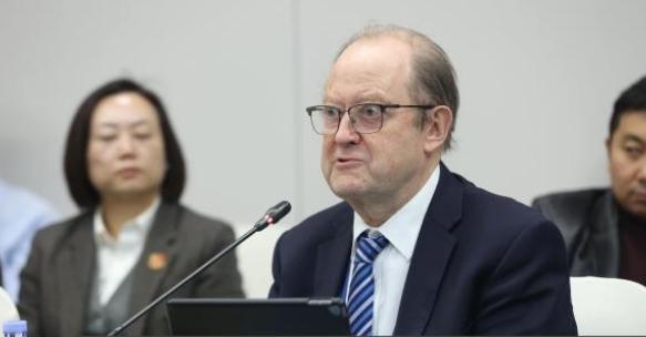 别天真了，美国不动手绝不是因为心善！英国专家最近捅破了一层窗户纸，听完让人后背发