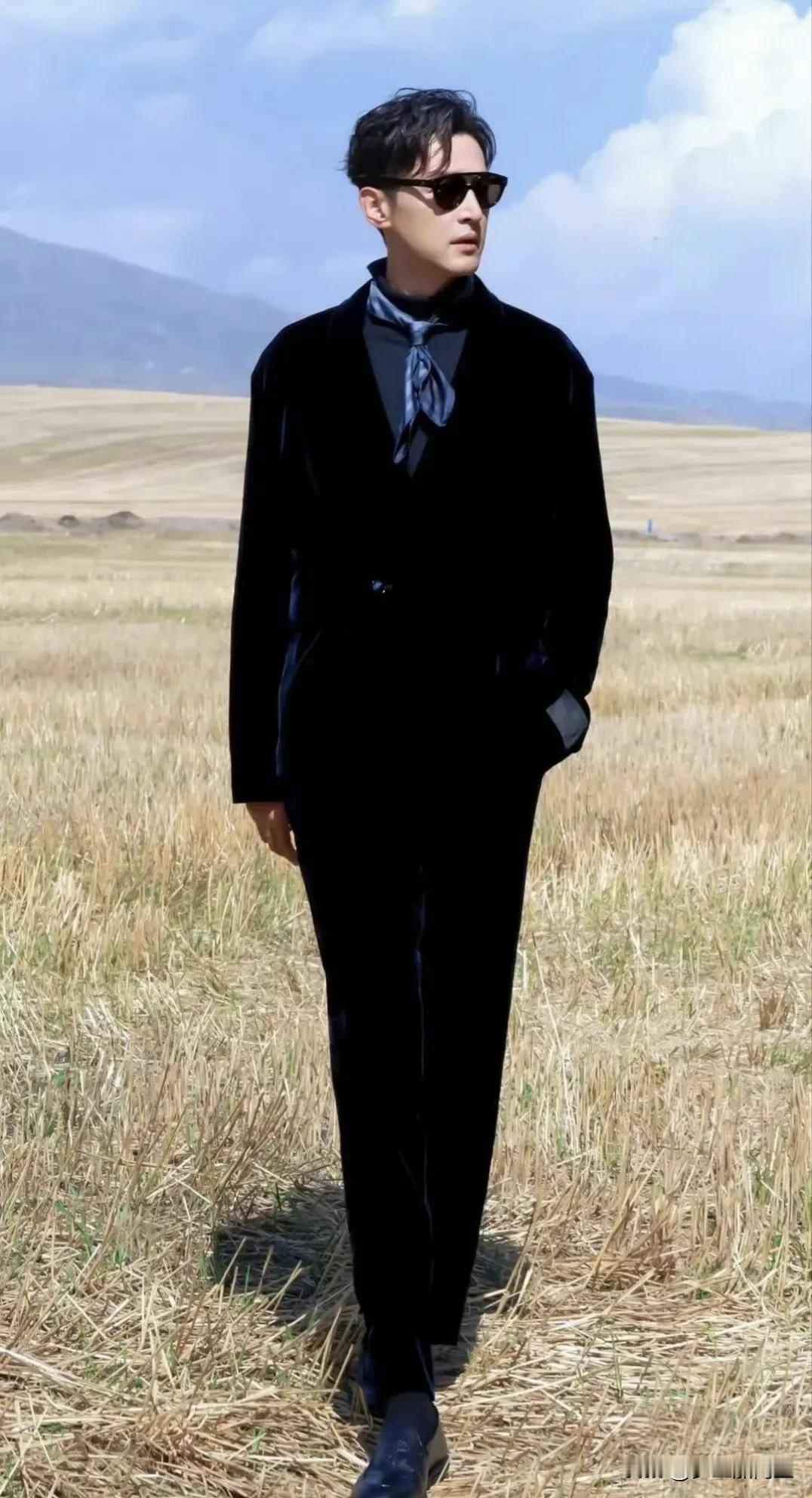 胡歌的独特魅力源自他内在的气质，这种气质使他显得格外帅气。
他的形象给人一种深沉