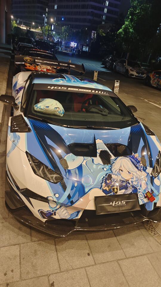 酒店门口偶遇六台参加漫展的改装车