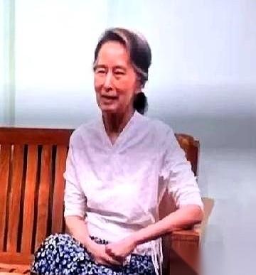 昂山素季，从监狱里被转移回家了。
但这算不上自由。81岁，一头白发，从2021年