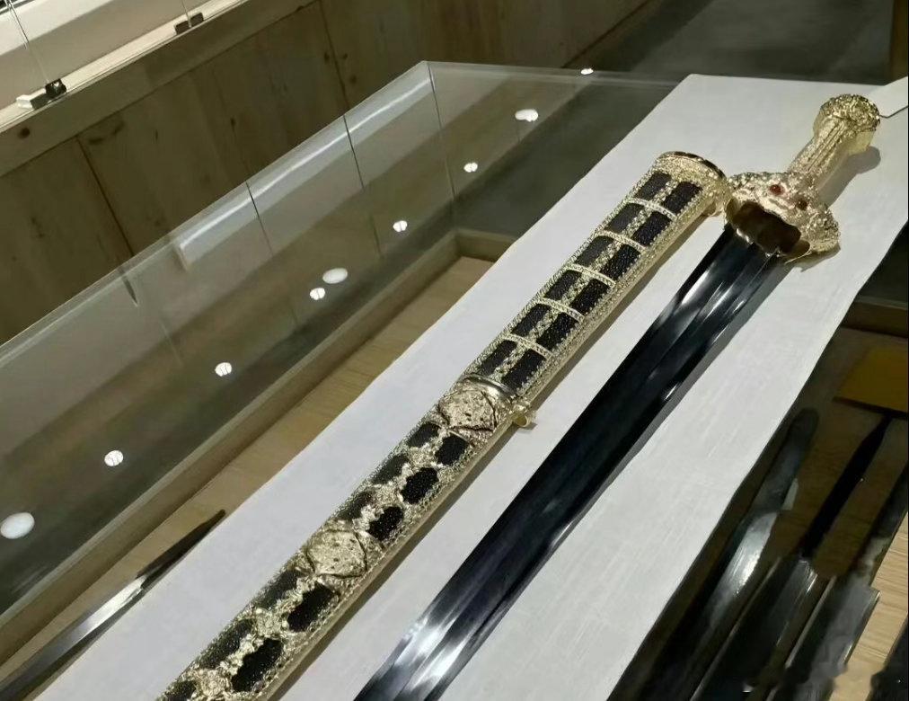 “双刃剑”这个词谁创造的？真多余。所有的宝剑都是双刃的。单刃的叫宝刀。所以有时间