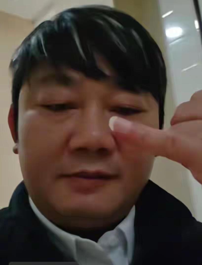 刷到张雪拉黑亲妈这件事，第一感觉，这人真够果决的。
捋完前因后果，换作是我，大概