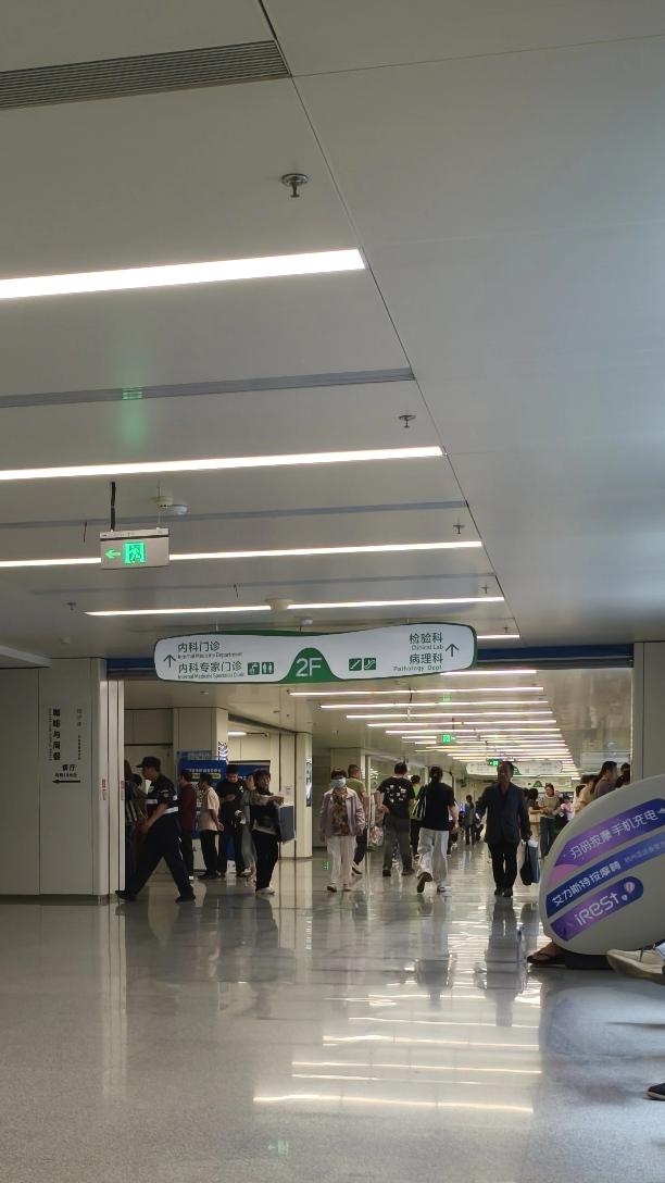晒图笔记大赛现在医院确实是最忙的地方。就说南京江宁医院，不到8点就有病人排队挂号