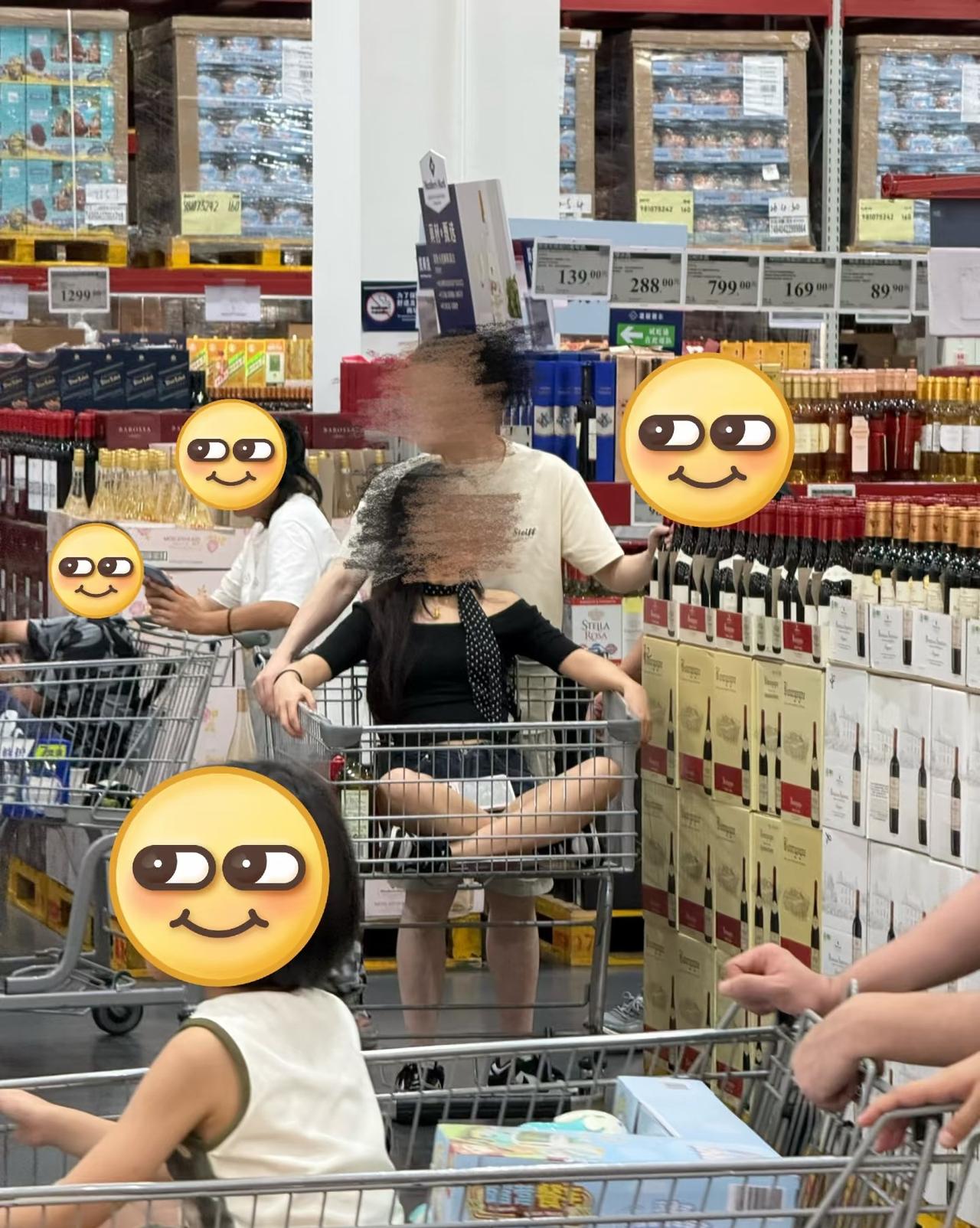这些美女是不是觉得自己很可爱，这么大人还坐购物车？又不是小孩。
鞋其实挺脏的，里