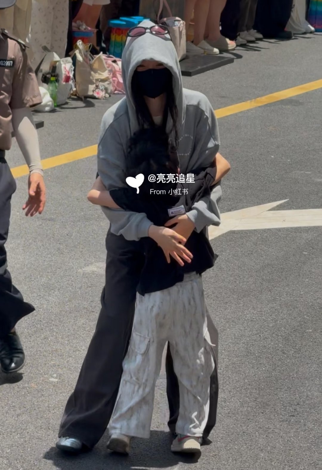 等我小了 我也要抱