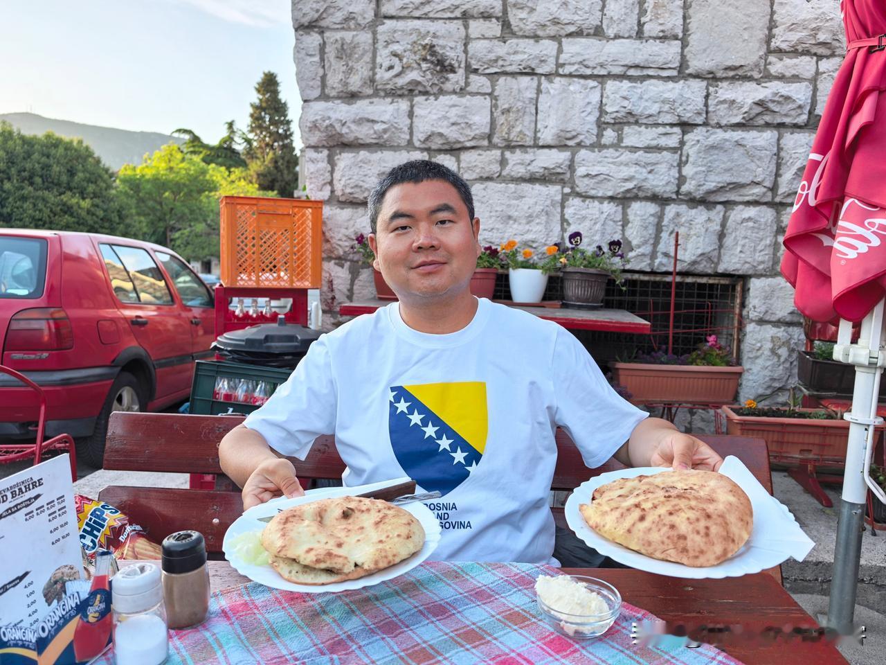 傍晚，在莫斯塔尔，发现一家KOD BAHRE餐厅，品尝当地特色的烤肉夹饼。搭配着
