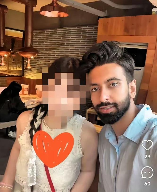 某上海女生喜交巴基斯坦男友，各种带他旅游，给他挑选礼物。

偶然翻下手机，竟然发