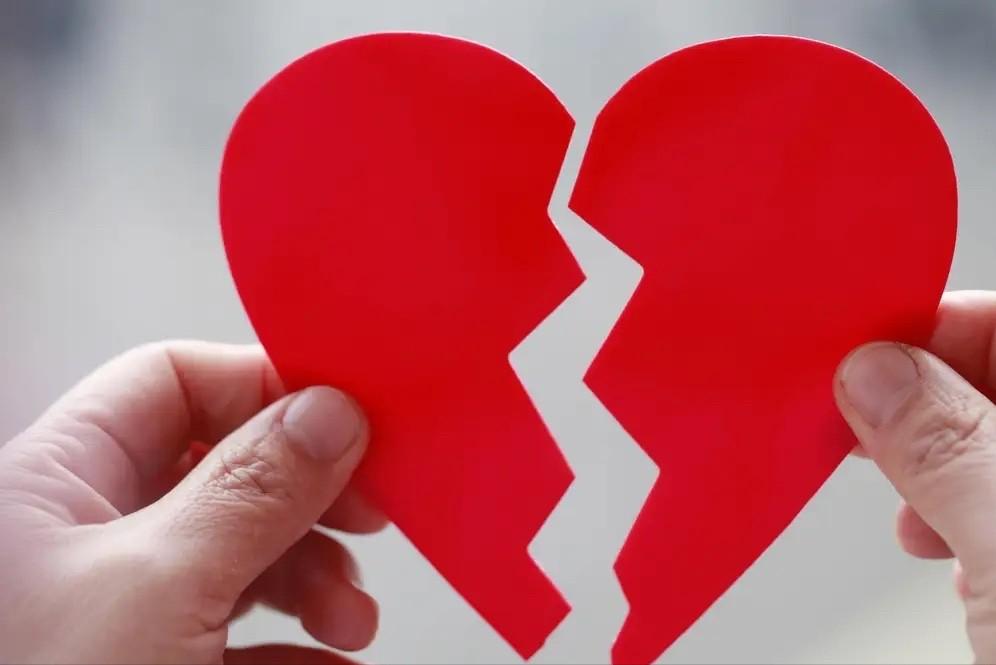 “太狠了！”4月24日，广西，一男子离婚后第4天，前妻突然发来信息，竟说她在和男