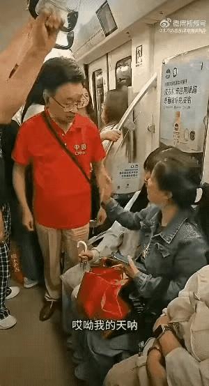成都地铁这次对老人抢座事件的态度太刚了！官方直接说清楚了爱心座是文明倡导不是强制