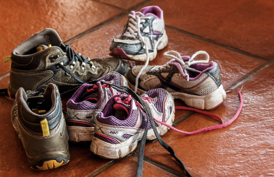 宝宝各个器官都正处于快速发育时期，脚部发育尤其重要！一双不合脚的鞋，会严重影响孩