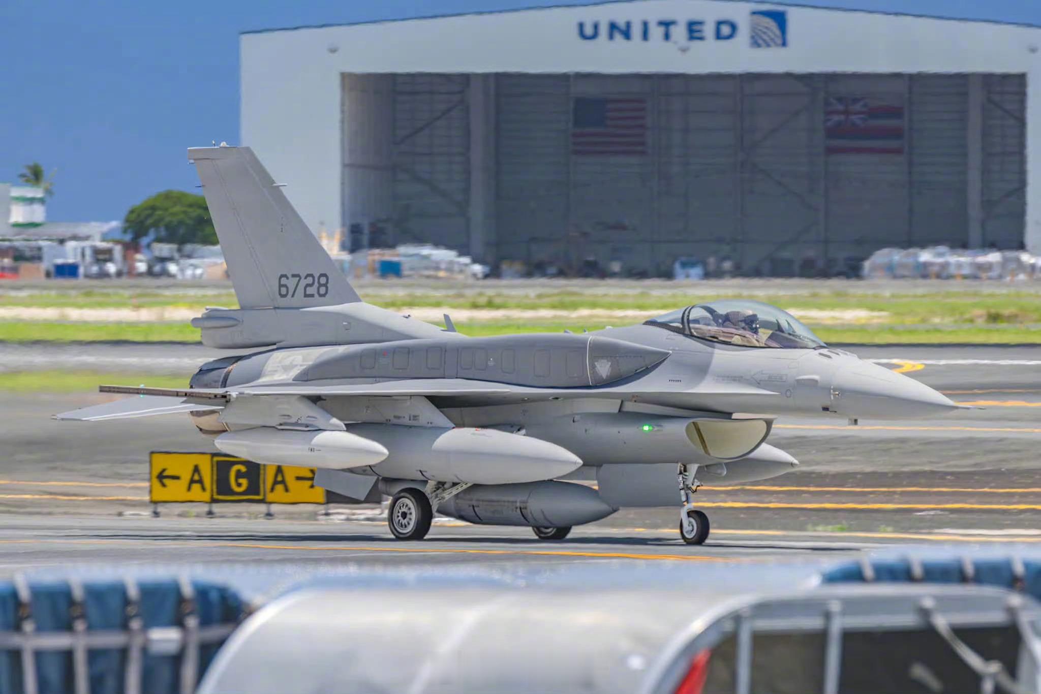 台伪空军订购的66架F-16V Block70中首批两架（6727、6728）已