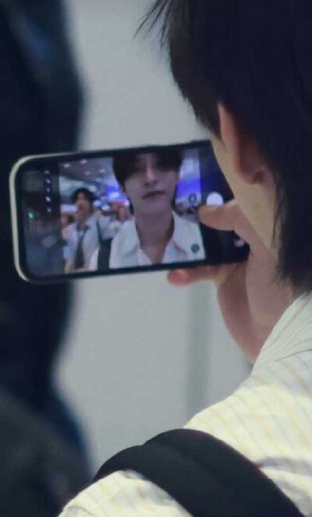 再不发合照我就拜托法国的小tou去偷你俩手坤了，小心点吧
