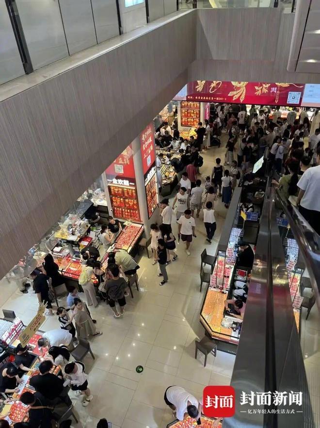 【金价跌破900元大关，记者实探：金店生意火爆，有人连续一个月抄底失败】有人连买