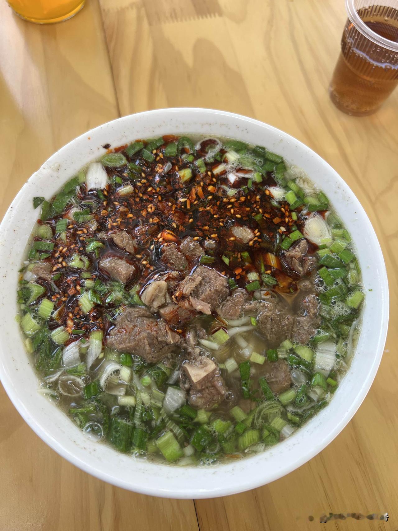 第一次吃甘肃陇南（成县一带）牛肉面，没吃前，看着卖相不错，吃起来挺有嚼劲，对于胃