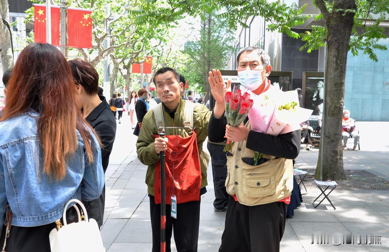 静安公园附近，有给行人免费送花🌸，路人接过花谢过之后，那人却拉来盲人，说要谢谢