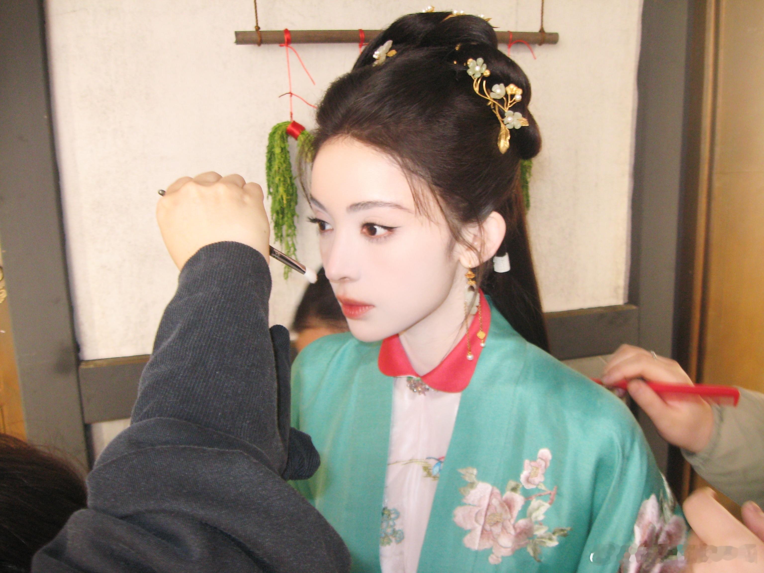 娜扎在新剧中以女茶王形象亮相，高智商与强手段让人期待，于正对其认可，杀青后只等剧