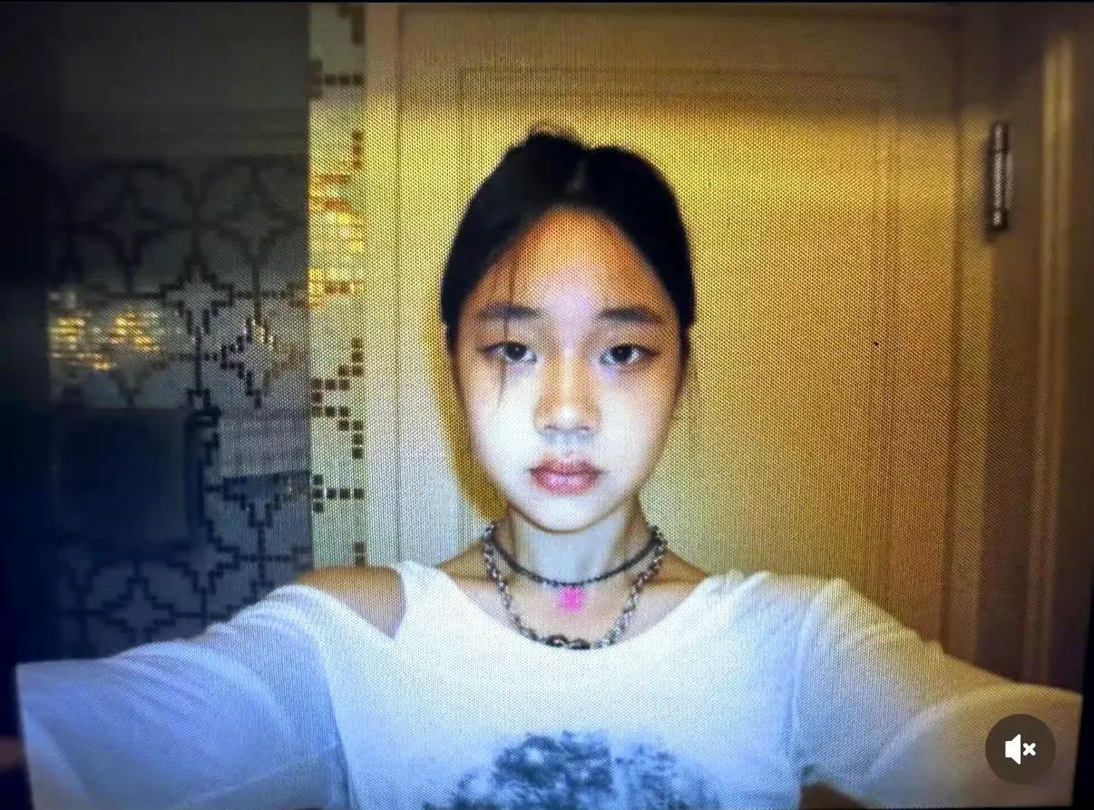 看了小S三女儿的近照，
她应该是三姐妹里以后进娱乐圈最红的！虽然她长得是三个女儿