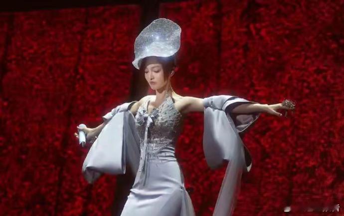 张韶涵75°渣女站姿火了！没间距的腿缝看的胡彦斌眼直了 ​​​