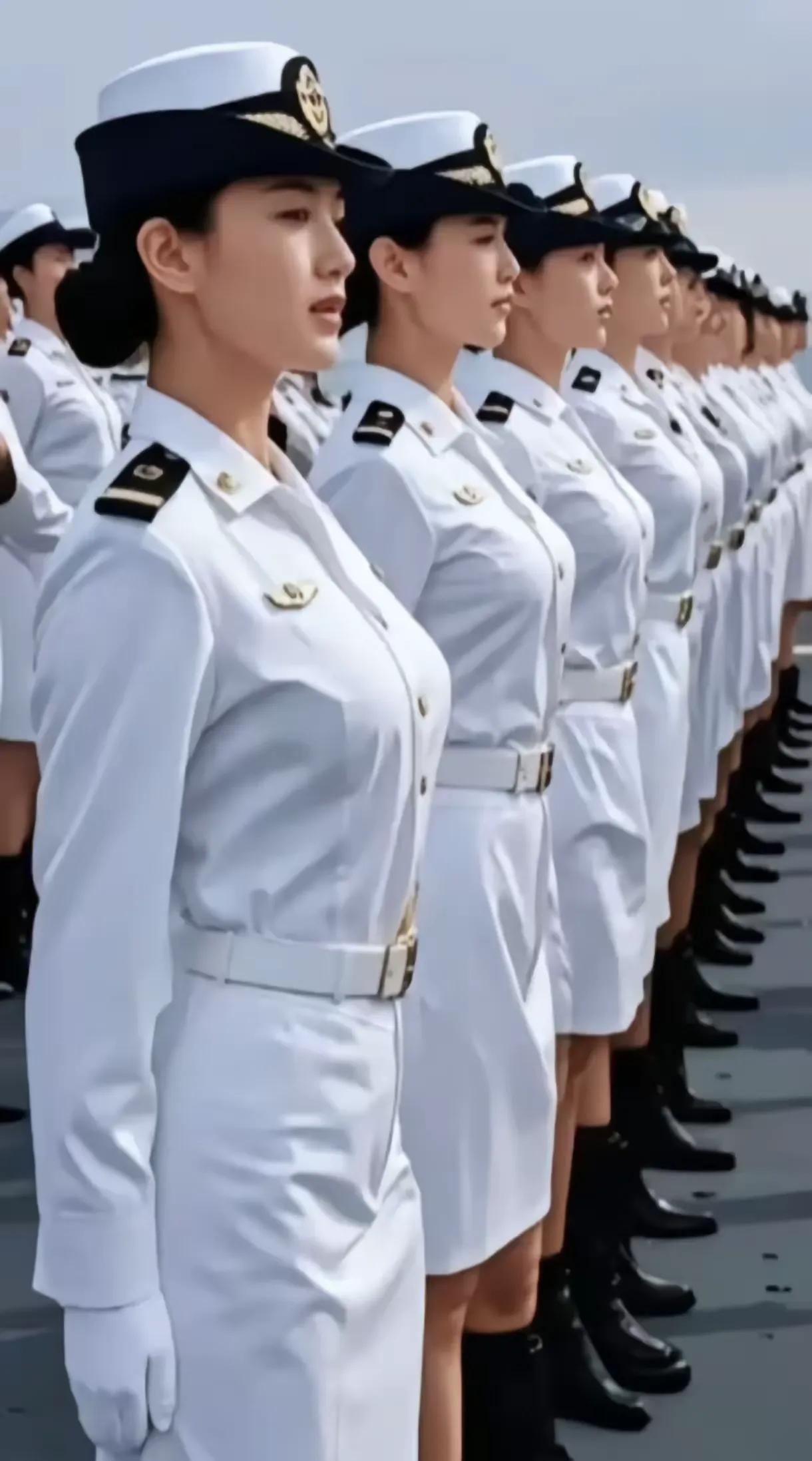 风雨彩虹，铿锵玫瑰。这整齐划一的队形，飒爽英姿的风采，简直是太漂亮、太迷人了！