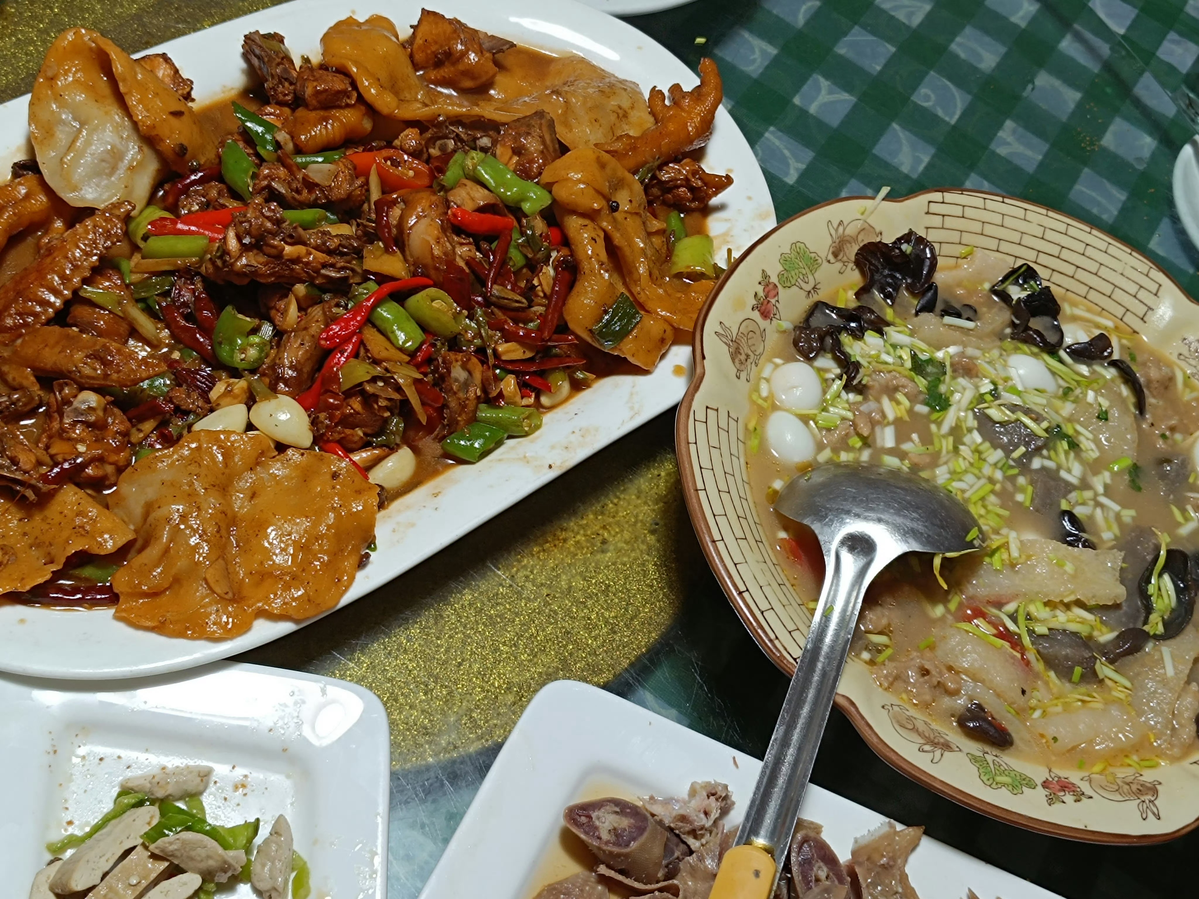 食客睡车里等全网最不想红鸡煲开门¹ 这两天一直看这个新闻，感到特别有意思！这好像