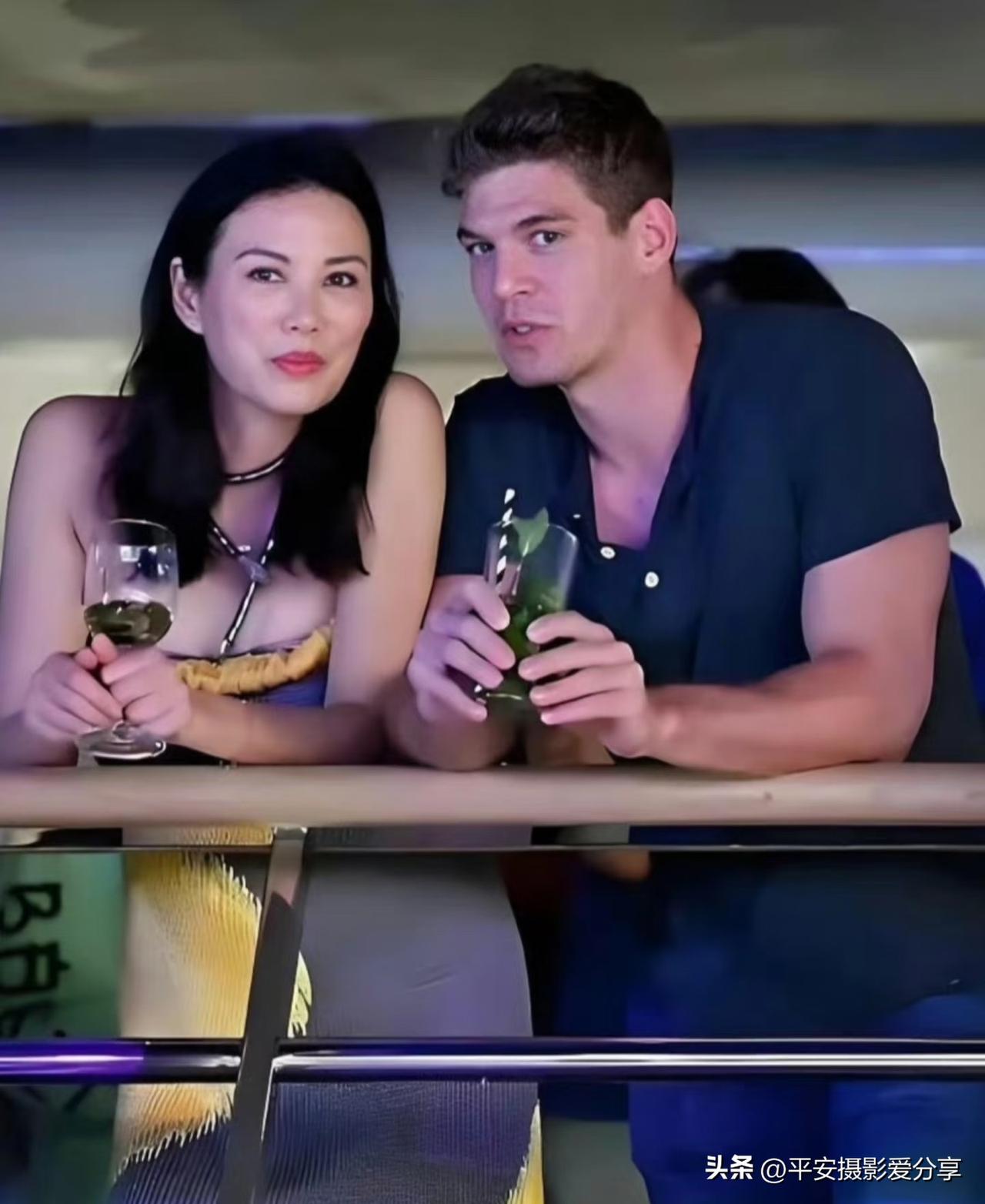 我想到邓文迪参加“2023年度科学突破奖”颁奖礼时晒出的那两张。照片里的她状态超