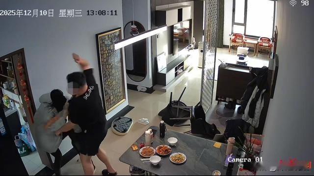 张家口，一对年轻人，经人介绍相识。男方自称做生意，两人相处融洽，随后奉子成婚，顺