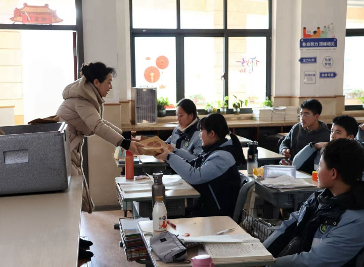 杭州中学为全校师生做了1600多个披萨！学校烤箱“加班”干了3天，全力助力期末