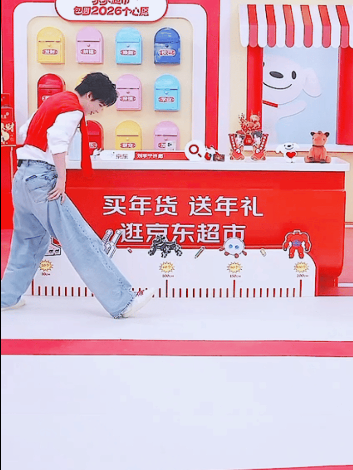 刘宇宁直播劈叉了刘宇宁劈叉超过二百公分  我服了！刘宇宁不仅腿长 还能劈叉刘宇宁