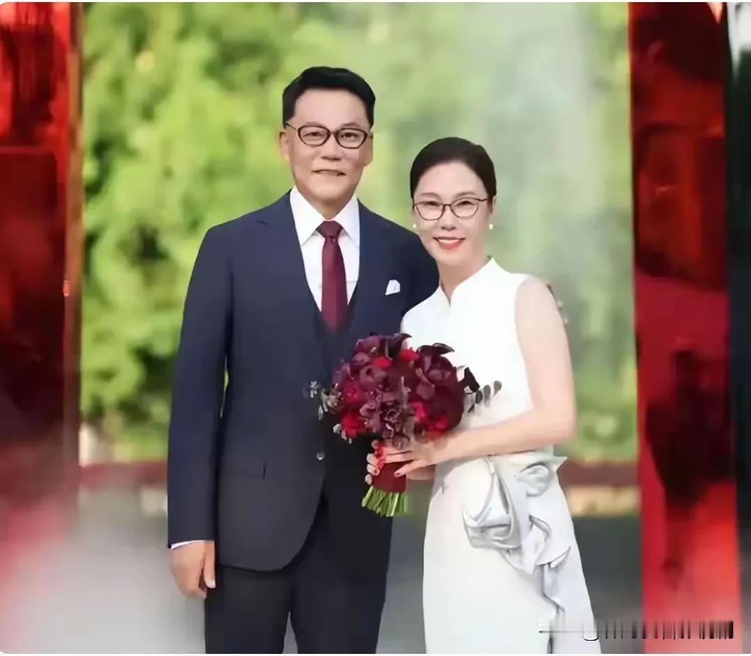 不看不知道，一看吓一跳。你们从李国庆再婚的照片上能看出什么来呢？
乍一看两个人长