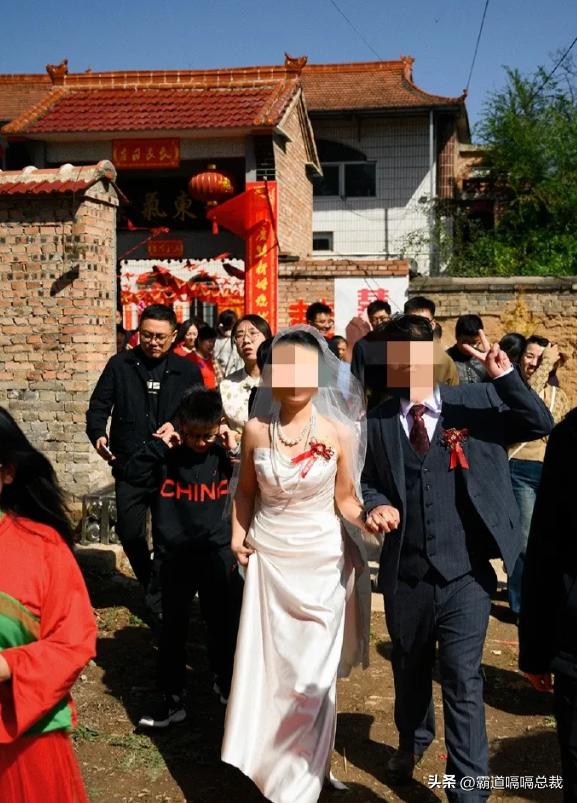 山西长治最近发生了一件让人动容的事。
      一对新人喜结连理在即。订婚时，