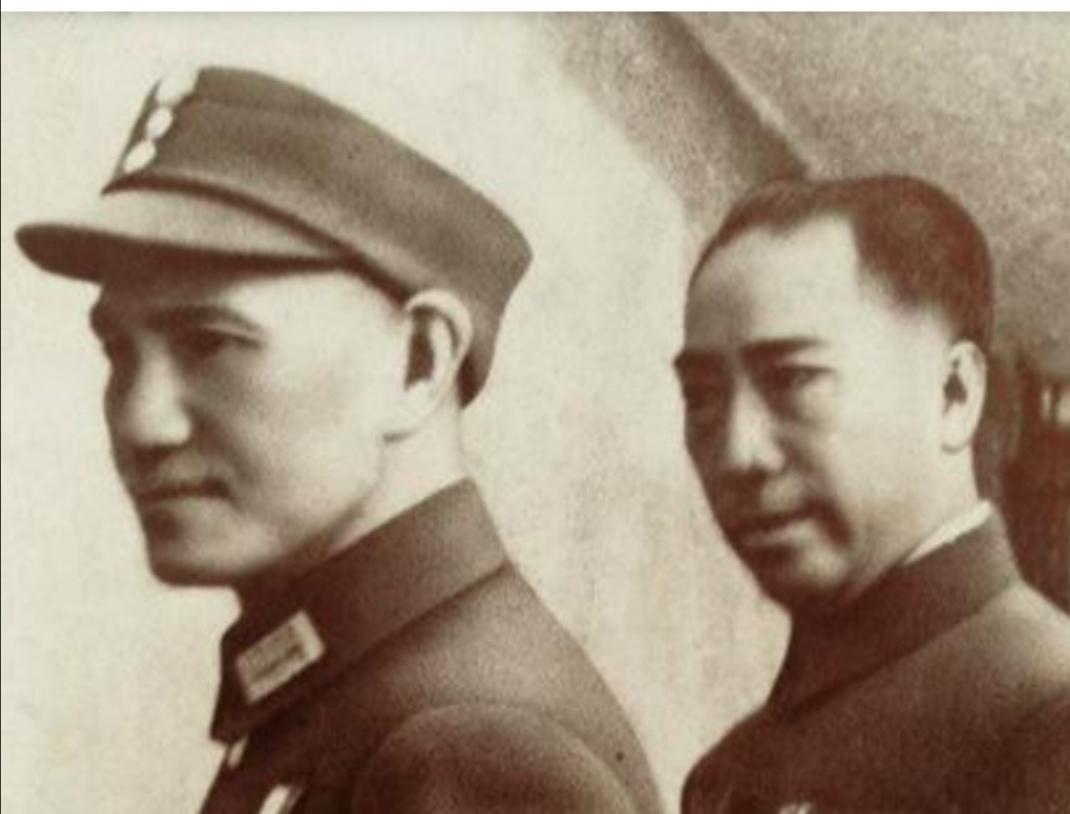 1938年，武汉，抗战烽火正烈。但在蒋介石的办公桌上，一份绝密文件正在签署。

