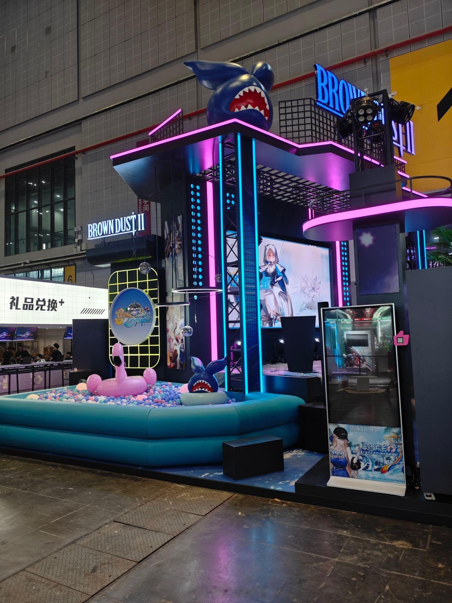 bilibiliworld 嗨嗨嗨，来辣！没想到展台就在门口，还挺近。带了小贴纸