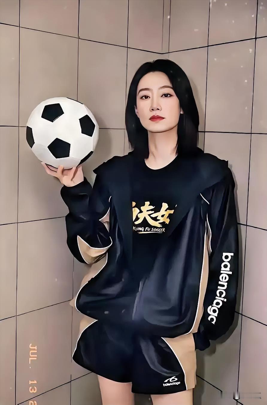都说张小斐演《功夫女足》是零片酬，一分钱没拿，其实这账算错了，她得到的远比片酬多